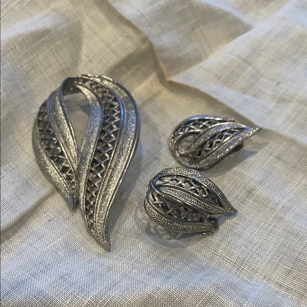 Elegant Silver tone Brooch and Earring Set in leaf pattern